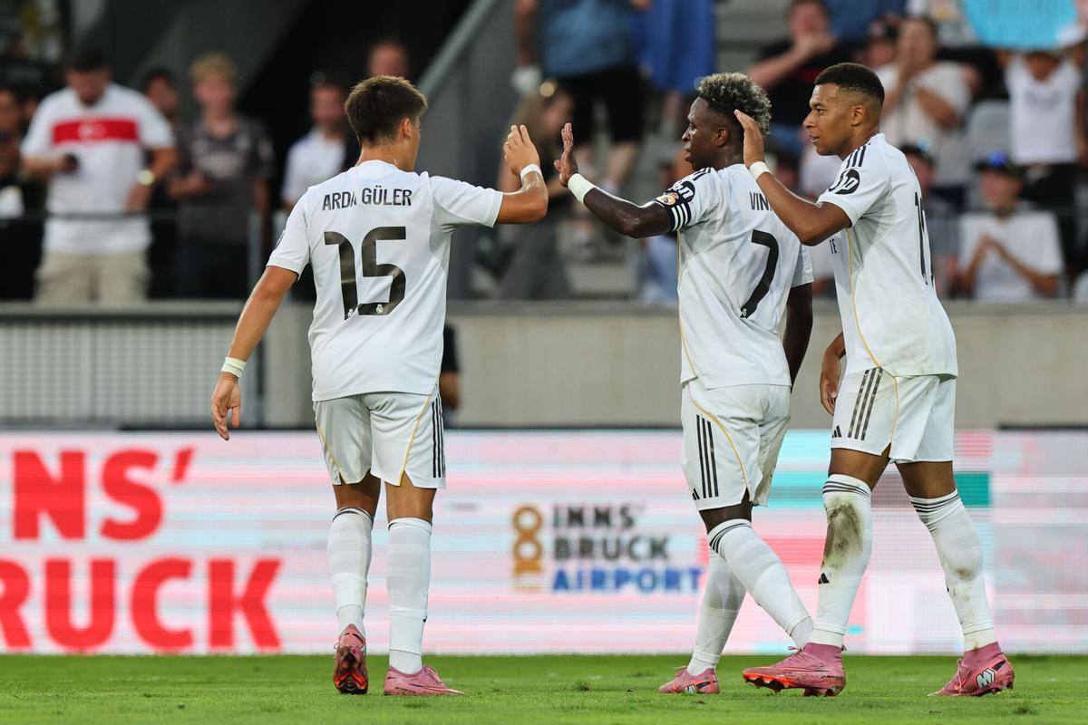 Mbappé y Vinicius celebran con Güler uno de los goles del francés.