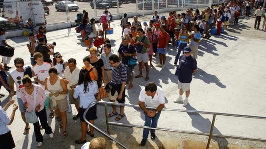 Pasajeros hacen cola, el verano pasado, para tomar el barco rumbo a las Islas Cíes.