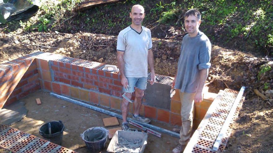 Joan Ferrer (a l&#039;esquerra) i Josep Matés, durant la construccio