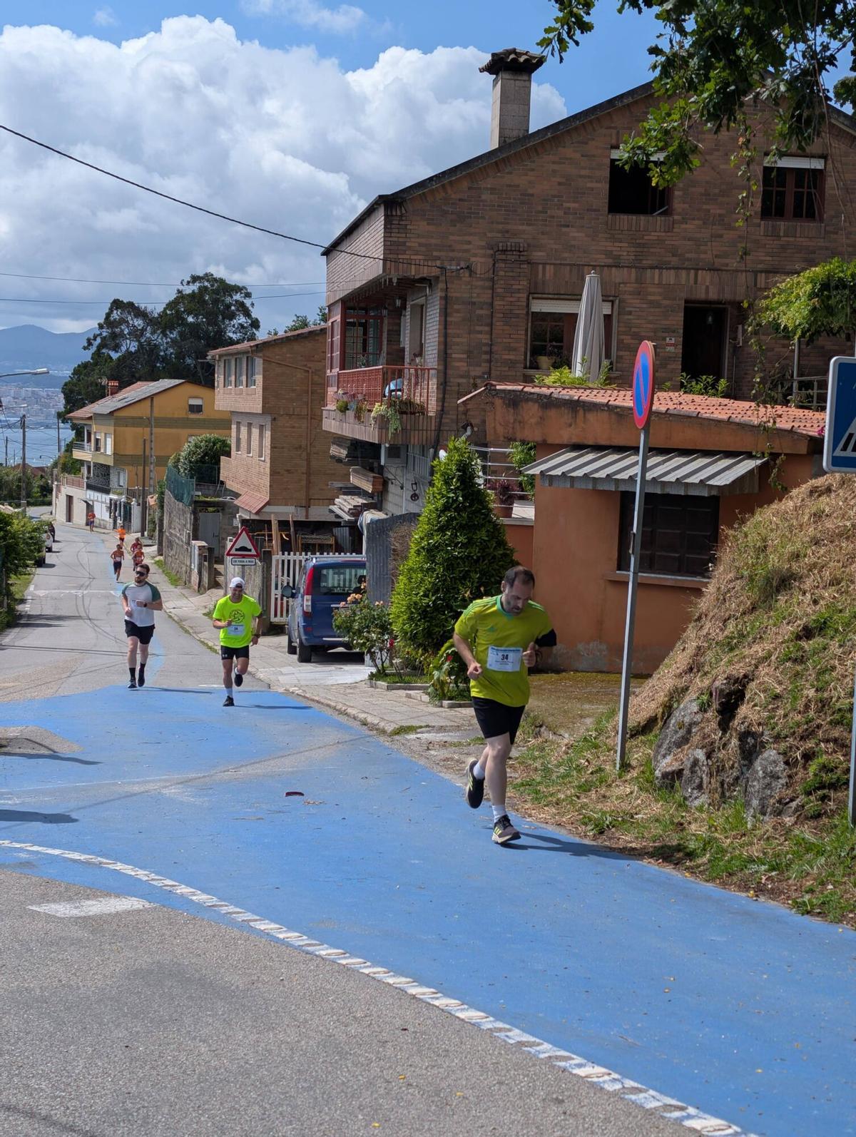 Corrieron en las inmediaciones del colegio por el Monte dos Remedios, conjugando deporte y naturaleza