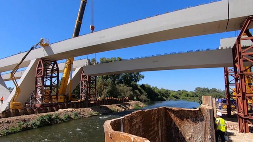 Ponen la última viga en el tablero del quinto puente en la Ronda Sur