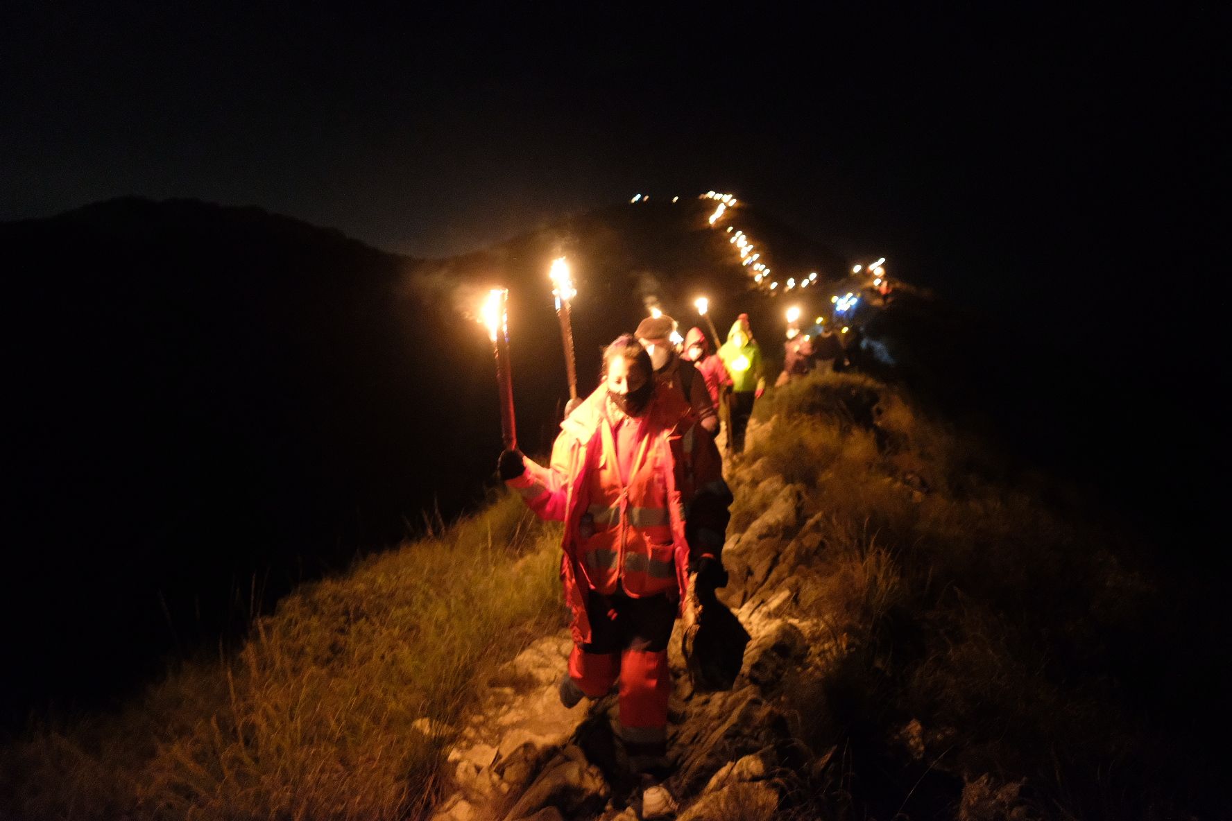 Bajada de antorchas del monte Bolón de Elda en la noche de Reyes