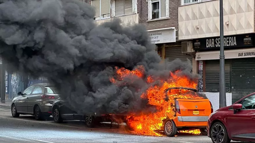 Un coche en llamas provoca una gran humareda en Serrería