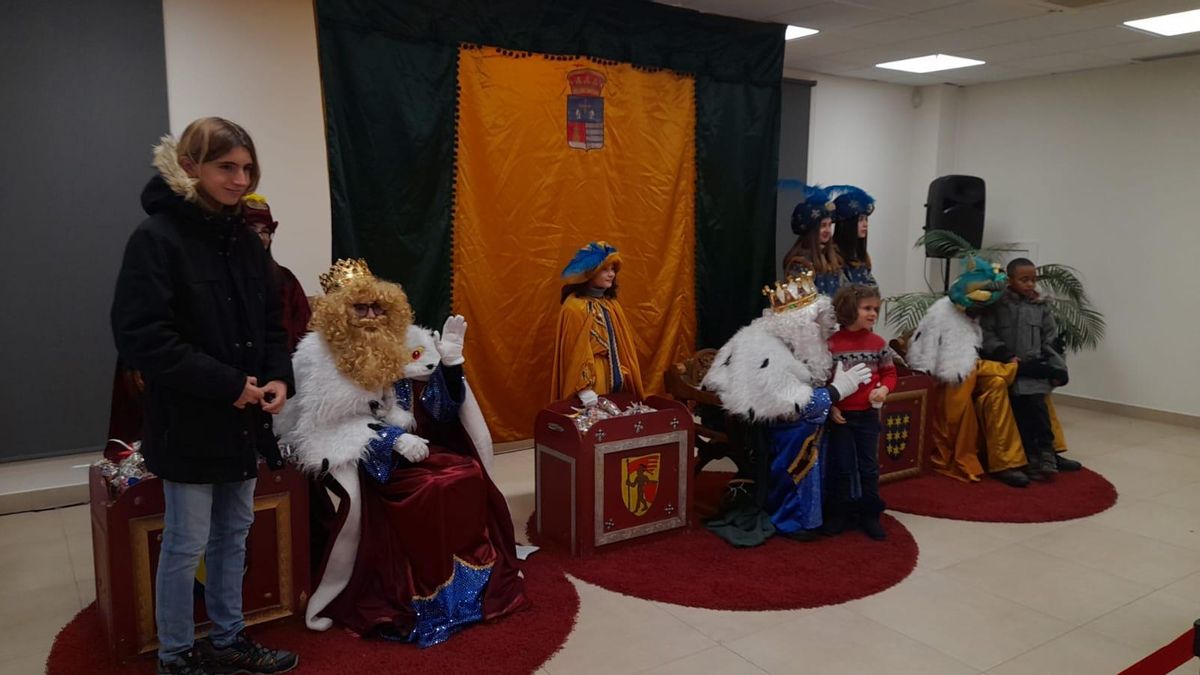 Sus Majestades de Oriente reciben a los niños de Llanera