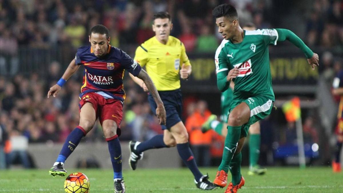 Eddy Silvestre persigue a Neymar en un partido en el Camp Nou en su etapa en el Granada