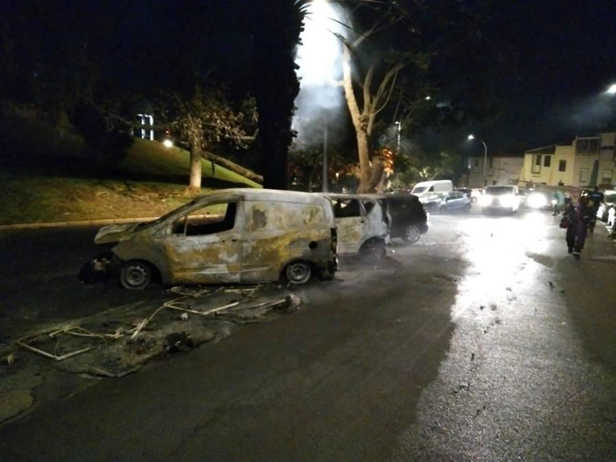 Coches calcinados tras los actos vandálicos de anoche