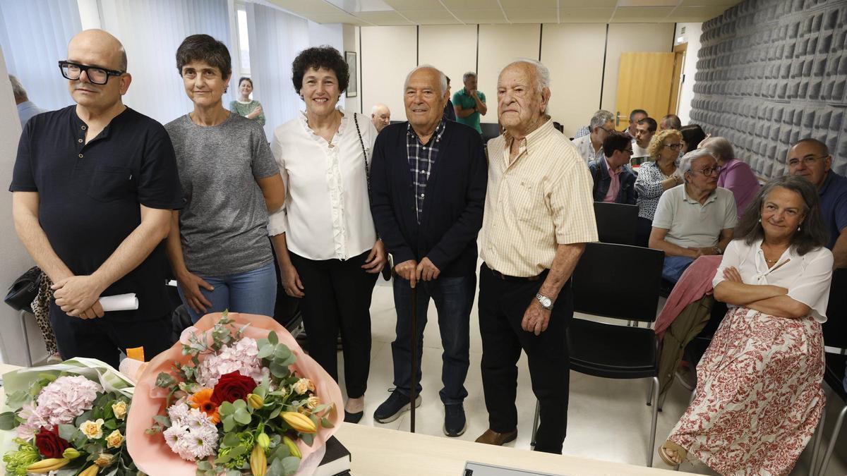 Por la izquierda, Carlos Arias, las hijas de María de la Paz Cuervo Suárez, Ricardo González Sierra y Faustino Suárez Martínez, ayer, en la sede vecinal "Alfonso Camín".