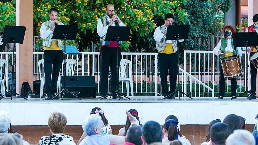 La colla de música tradicional Sant Antoni y el grupo de danzas Cresol en el concierto de Fogueres Culturals que se celebró ayer en la antigua Cochera de Tranvías. | RAFA ARJONES