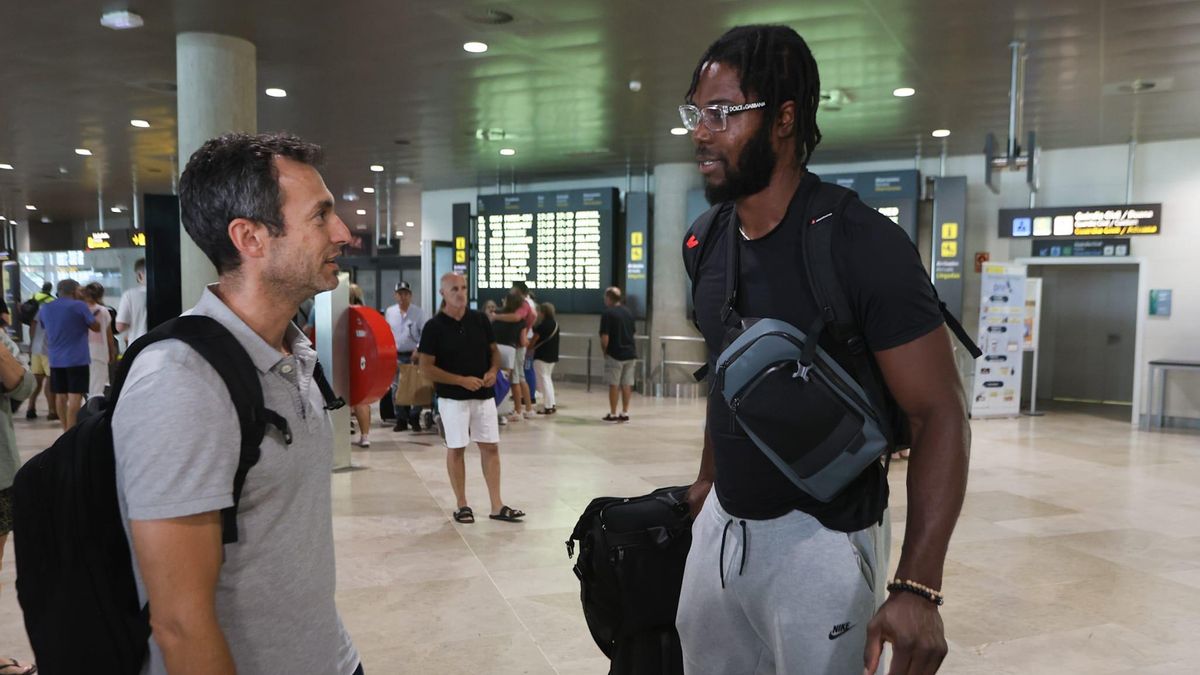 Ojeleye junto al delegado del primer equipo, Alfonso Castilla