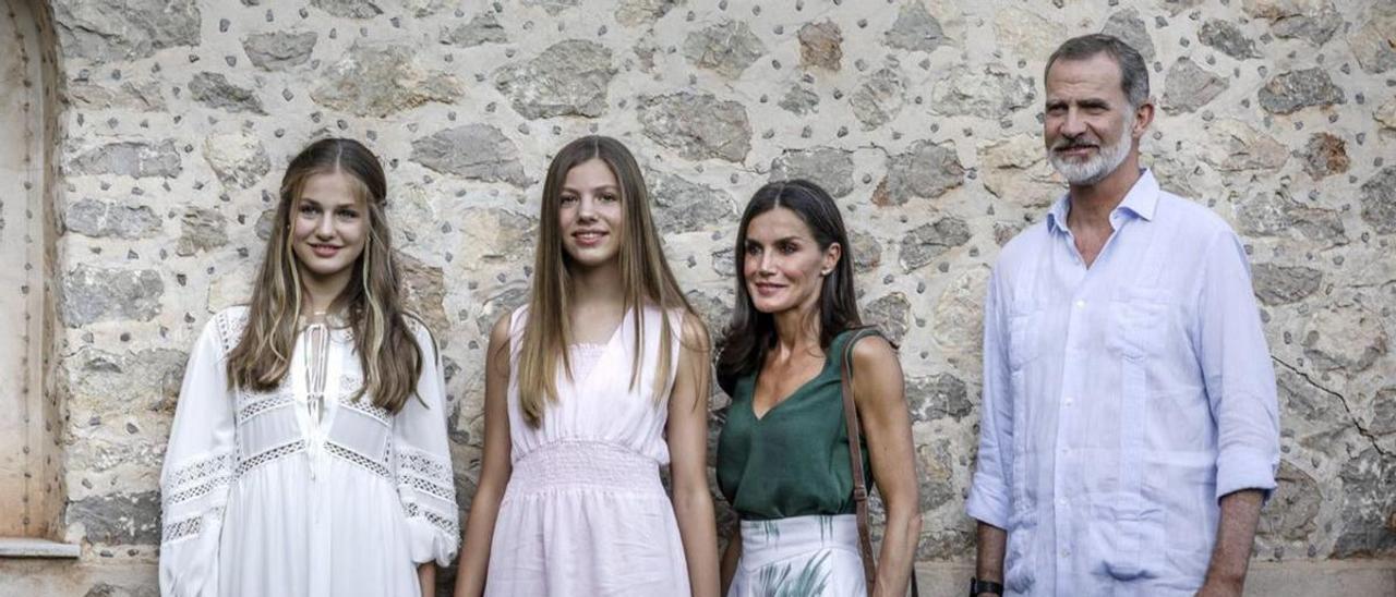 Letizia propuso utilizar como felicitación de Navidad de la Familia Real una foto captada saltándose el protocolo de la visita a la Cartoixa.