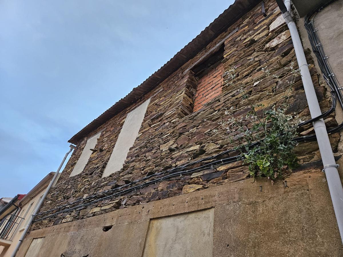 Edificio de la antigua fábrica de botones de Tábara