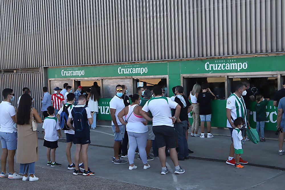 Aficionados asistentes al encuentro Córdoba CF-Don Benito