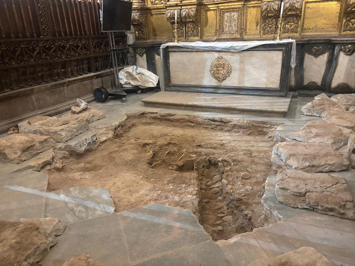 Catas arqueológicas que están realizando en la capilla de San Blas de la Catedral de Badajoz para la construcción de tumbas para arzobispos.