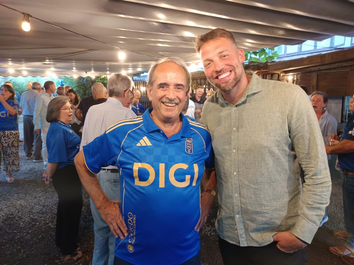 Luisma González, presidente de la Peña Azul Reconquista, junto a Michu, en Cangas de Onís