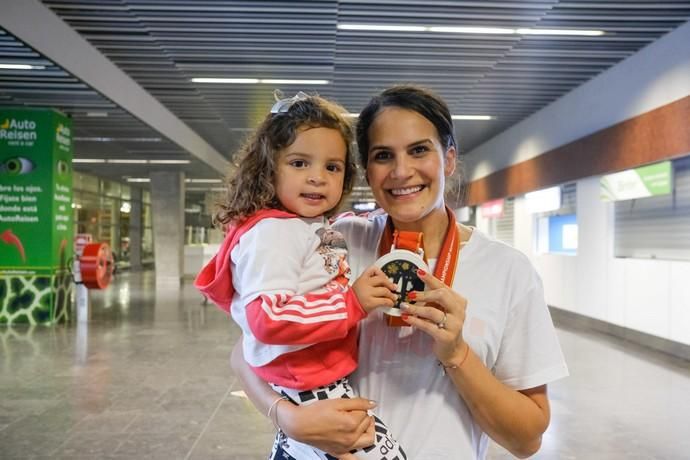 Las Palmas de Gran Canaria. Llegada al aeropuerto de la jugadora de balonmano Almudena Rodríguez tras ganar la medalla de plata en el mundial con la selección española.  | 17/12/2019 | Fotógrafo: José Carlos Guerra