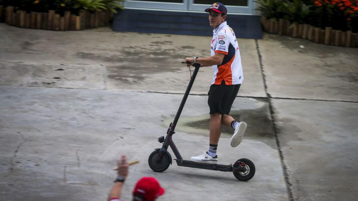 Márquez, ayer en un patinete en el circuito tailandés. | EFE