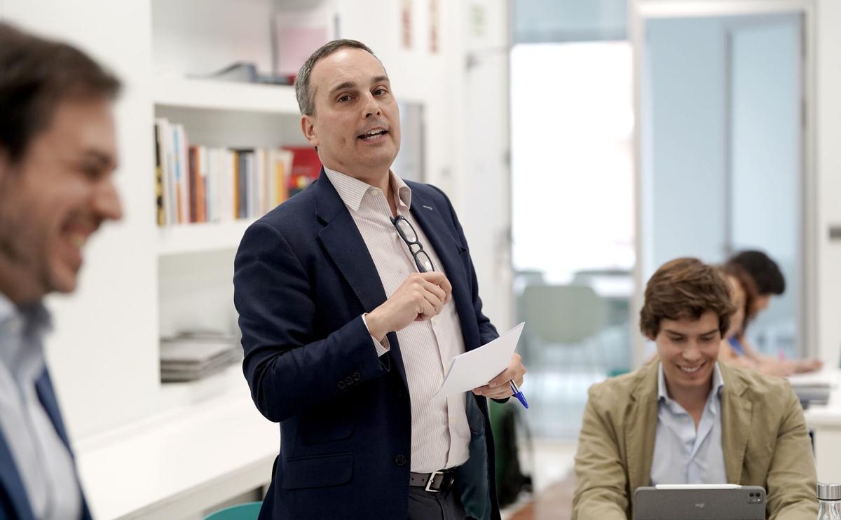 Alfredo Díaz-Araque, director gerente de APCE, exponiendo las conclusiones de una de las mesas de debate del 'Observatorio Social de la Vivienda' con Miguel Sastre, diputado del PP en el Congreso de los Diputados de fondo