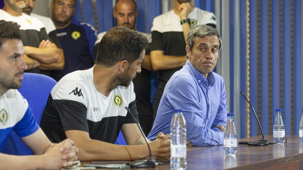 Carmelo del Pozo observa a Sergio Mora en la sala de prensa del José Rico Pérez en la rueda de prensa de todo el equipo hace una semana.