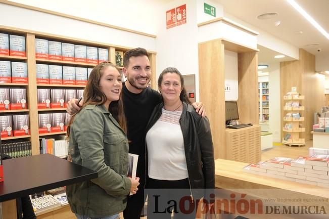 Javier Castillo firma su nueva novela, 'El día que se perdió el amor', en la Casa del Libro de Murcia