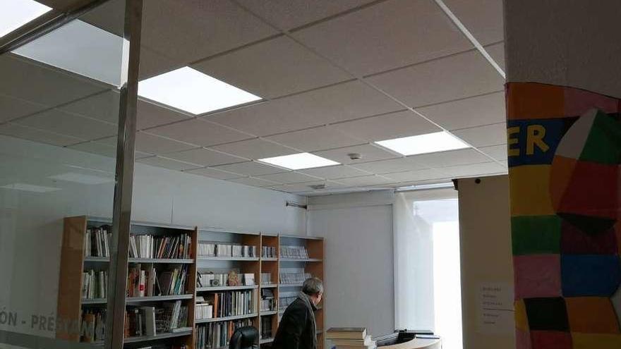 Nuevos paneles de luces led en la biblioteca de Quintela. // G.N.