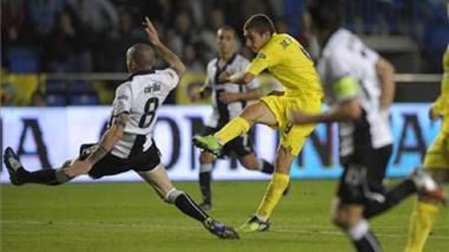 El Villarreal cuelga el frac y se pone el mono para ganar