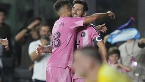 Lionel Messi recibe el abrazo de Jordi Alba tras marcar el 2-1 que daba ventaja al Inter Miami en su pulso con Los Ángeles Galaxy.