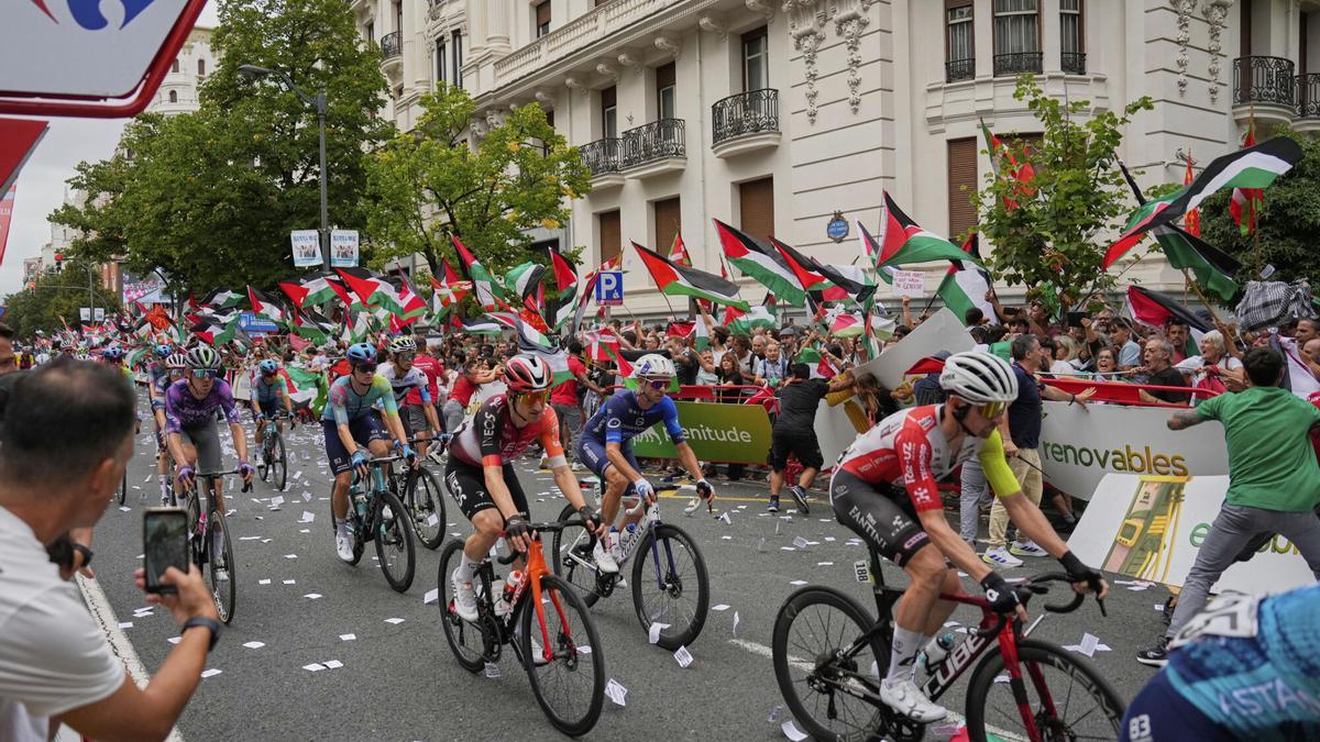 Tres detenidos, cinco identificados y cuatro agentes lesionados en la etapa de la Vuelta en Bilbao