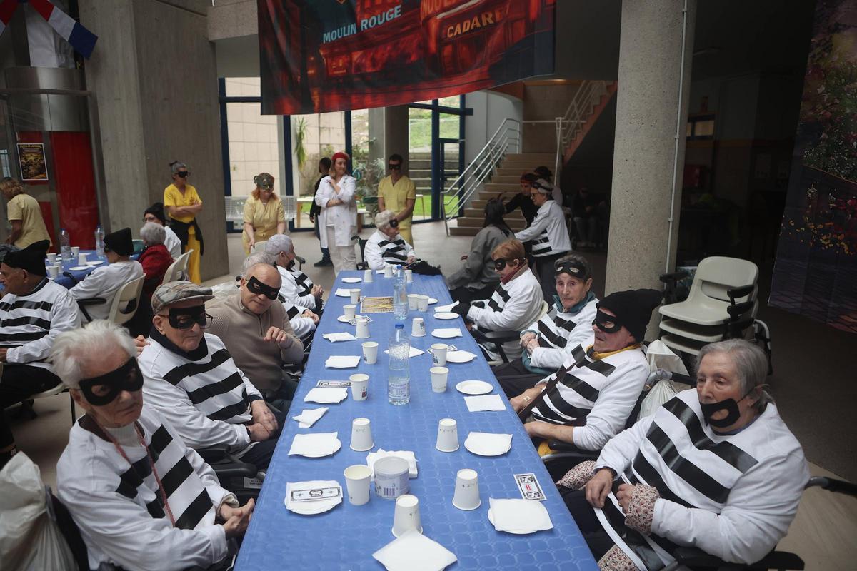 Carnaval en la residencia Torrente Ballester de A Coruña: la fiesta del robo en el Louvre