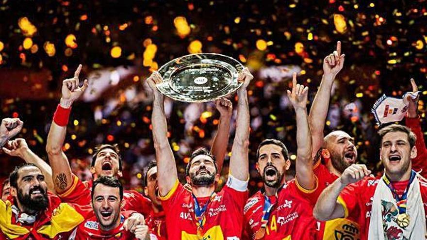 Los jugadores españoles celebran el triunfo en el Europeo.