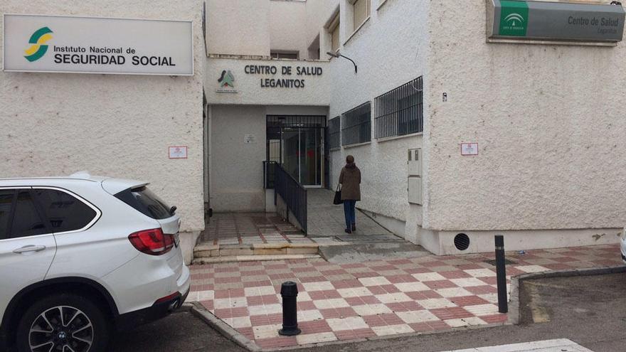 Una mujer accede al centro de salud de Leganitos.