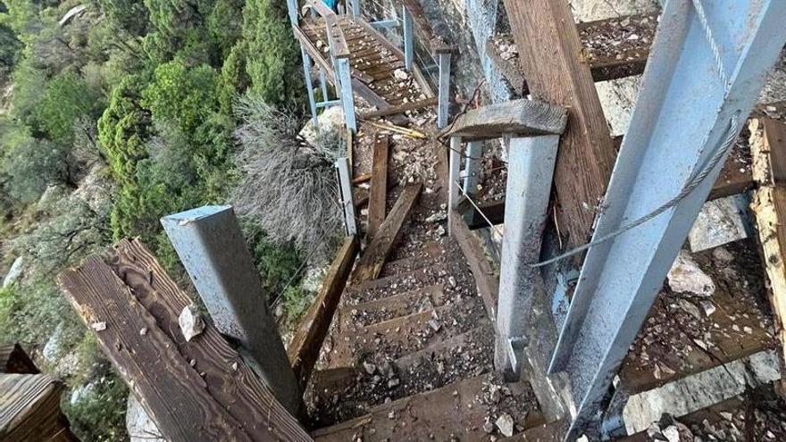 Vídeo | Un desprendimiento de rocas provoca importantes daños en las pasarelas de Montfalcó.