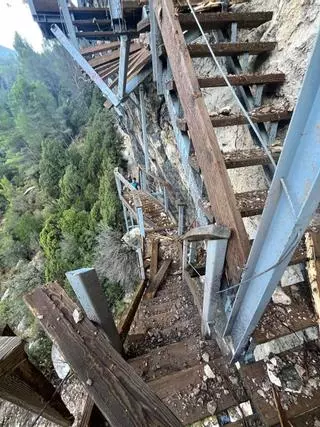 Revés inesperado para una de las pasarelas más famosas de Aragón: se cierran por un desprendimiento de rocas y es "prácticamente imposible que se puedan reabrir este verano"