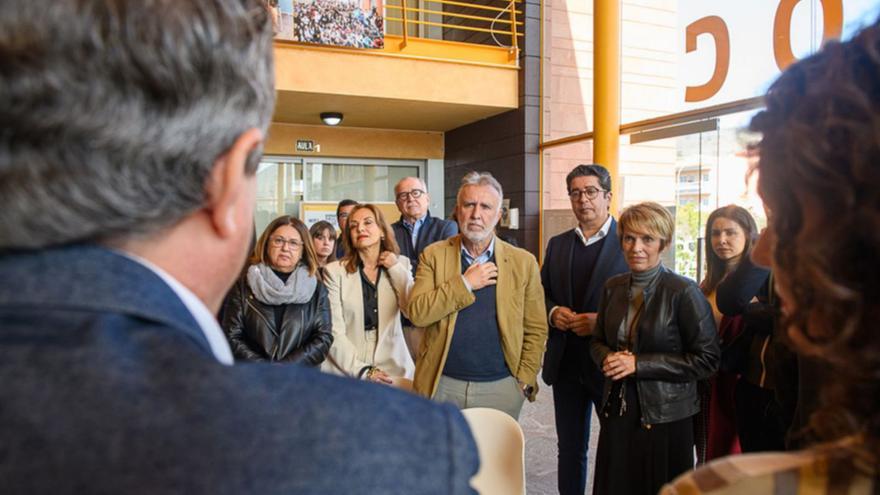 Ángel Víctor Torres junto a la alcaldesa Josefa Mesa y el presidente insular Pedro Martín, en su visita al festival.