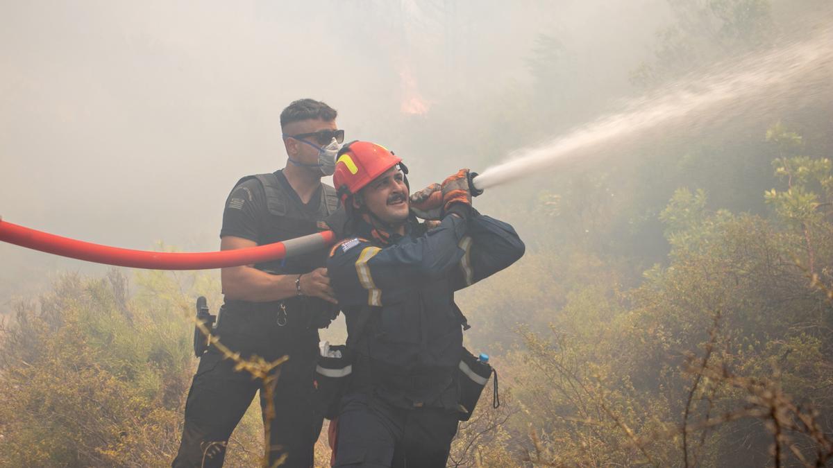 Bomberos trabajan en la extinción de un incendio este miércoles en Vati, en la isla griega de Rodas.