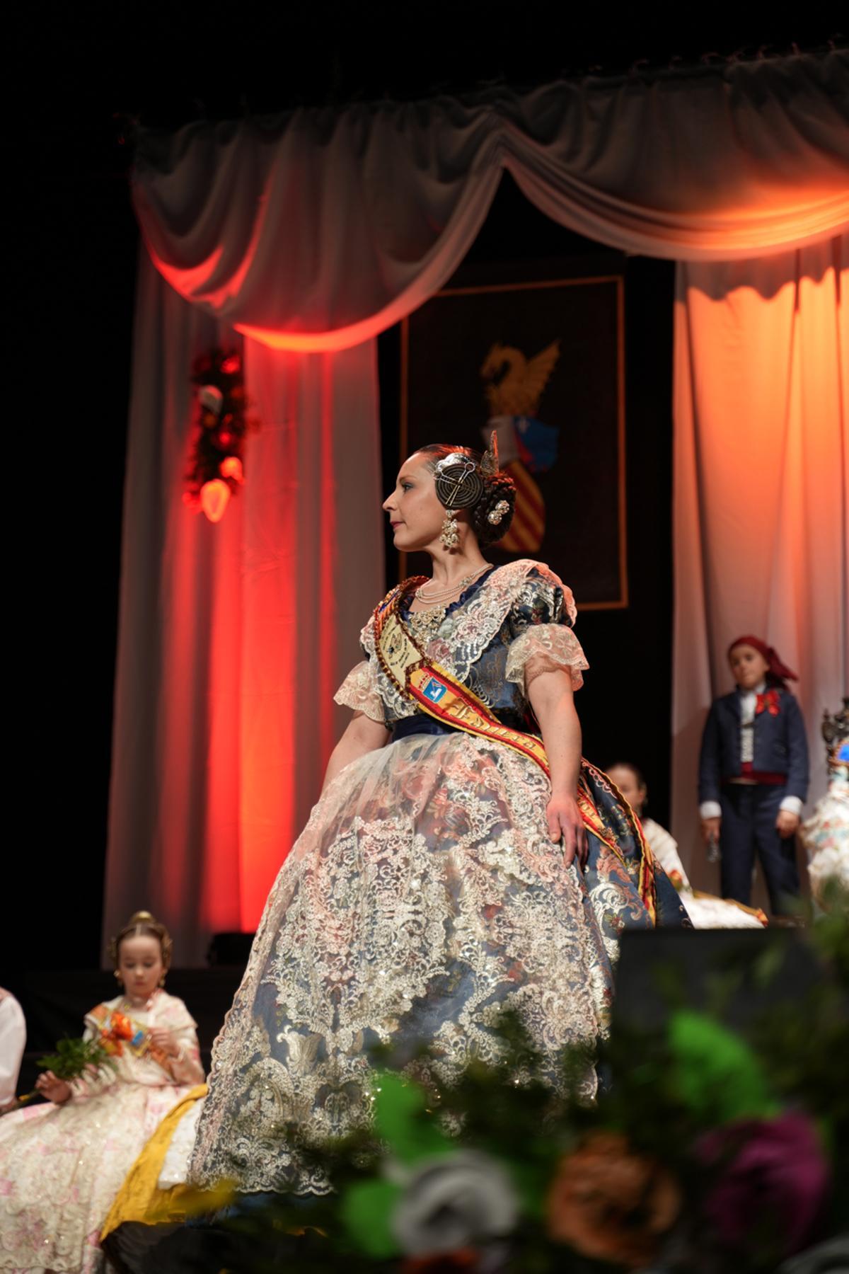 Eine der falleras bei der Präsentation im Rathaus von Calvià.