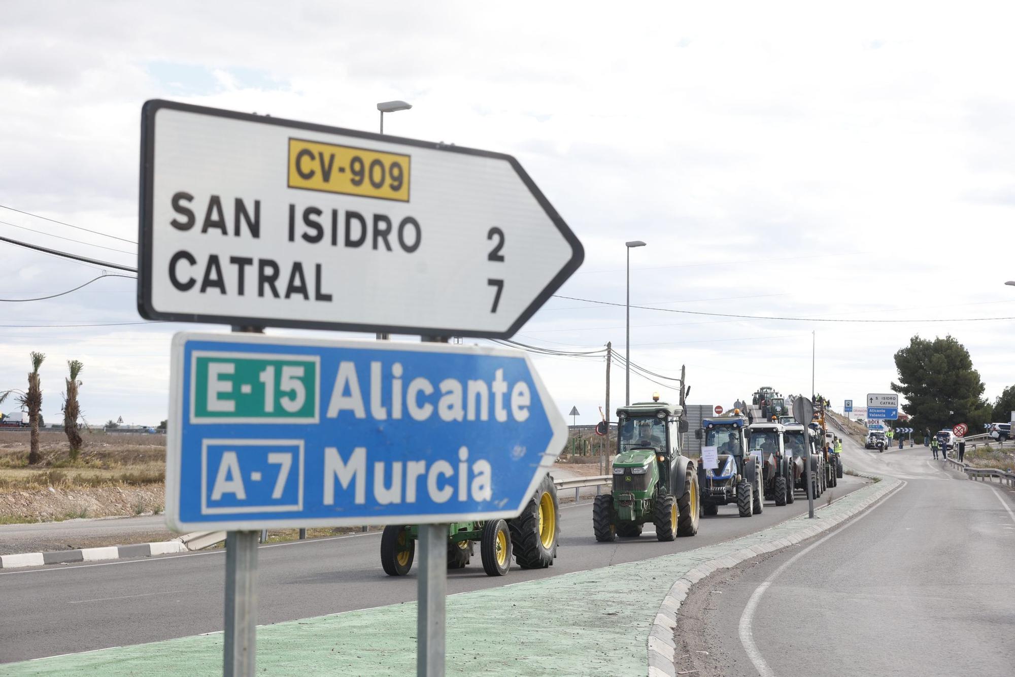 Los agricultores se concentran en tres comarcas de la provincia de Alicante en una tractorada por carreteras secundarias