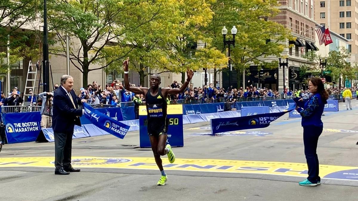 Kipruto levanta los brazos en la línea de meta