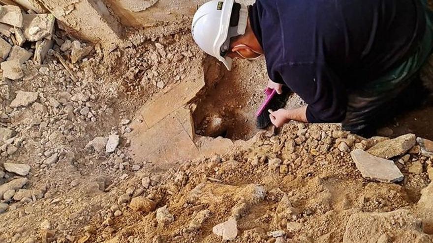 Las obras en una casa en Alicante sacan a la luz una olla del siglo XVIII con un bebé