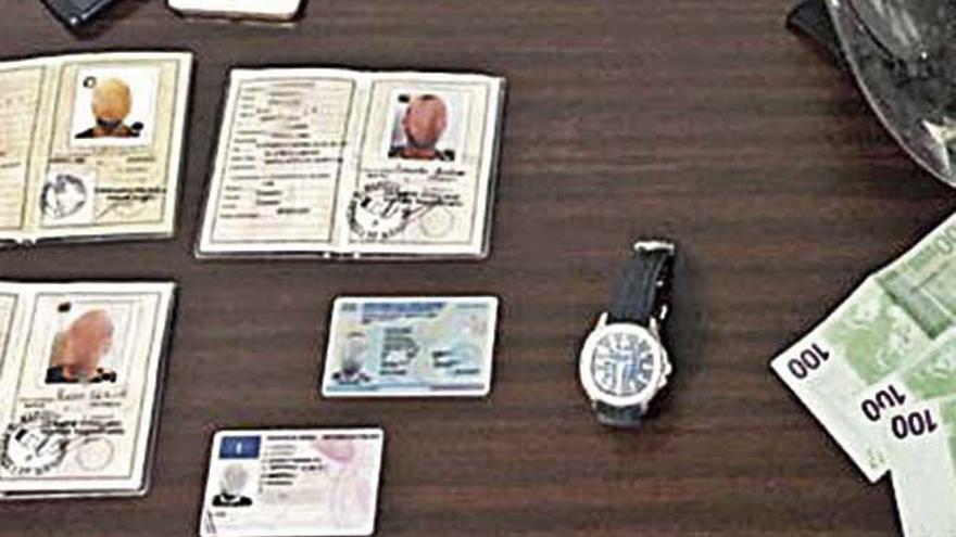 El reloj y pasaportes intervenidos.