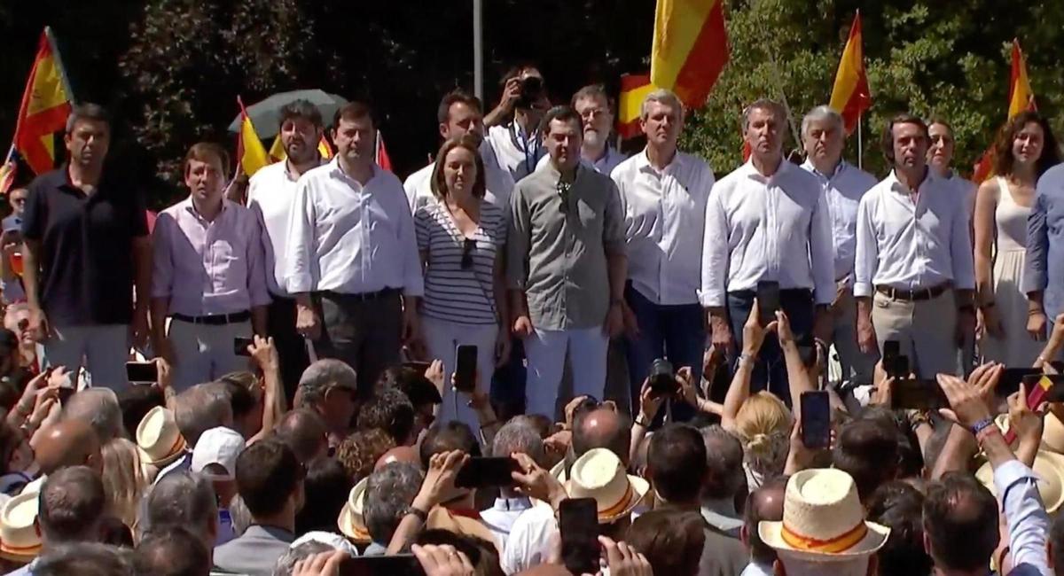 Mazón, en la esquina del escenario tras acabar el discurso de Feijóo en la manifestación del PP en Madrid.