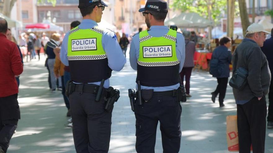Dos agents patrullant per Figueres