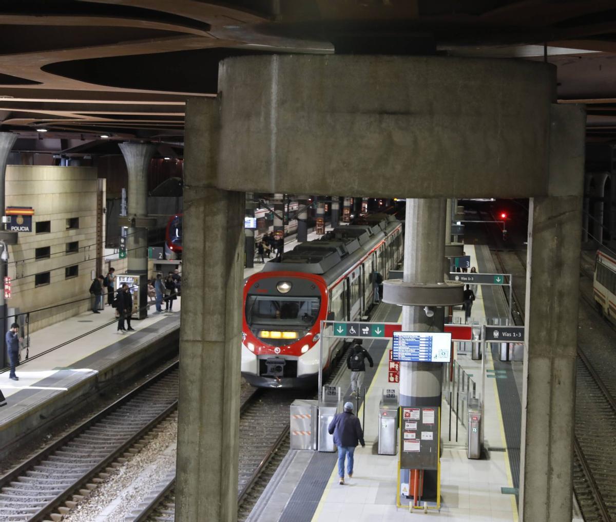 Un tren de cercanías, en Oviedo