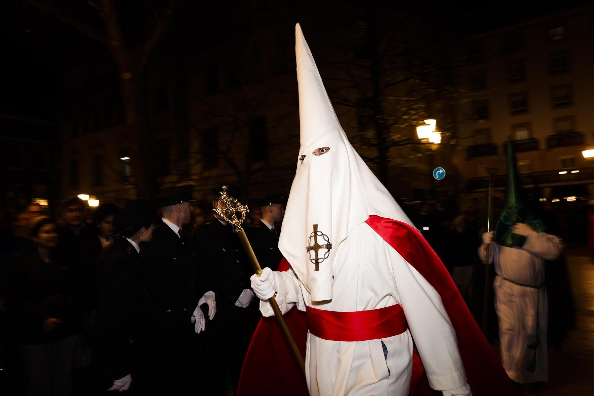 "Toda su vida fue maltratado y finalmente alguien miraba por él": las fotos de la procesión de Jesús Cautivo en Oviedo