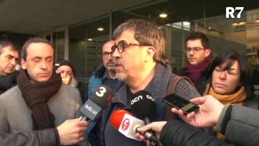 Jordi Pesarrodona atén els mitjans a les portes del jutjat de Manresa