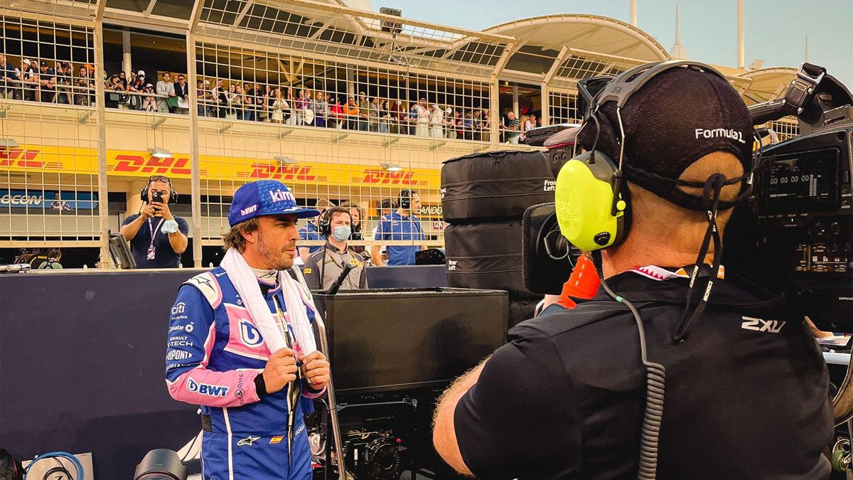 Alonso atiende a los medios durante un gran premio