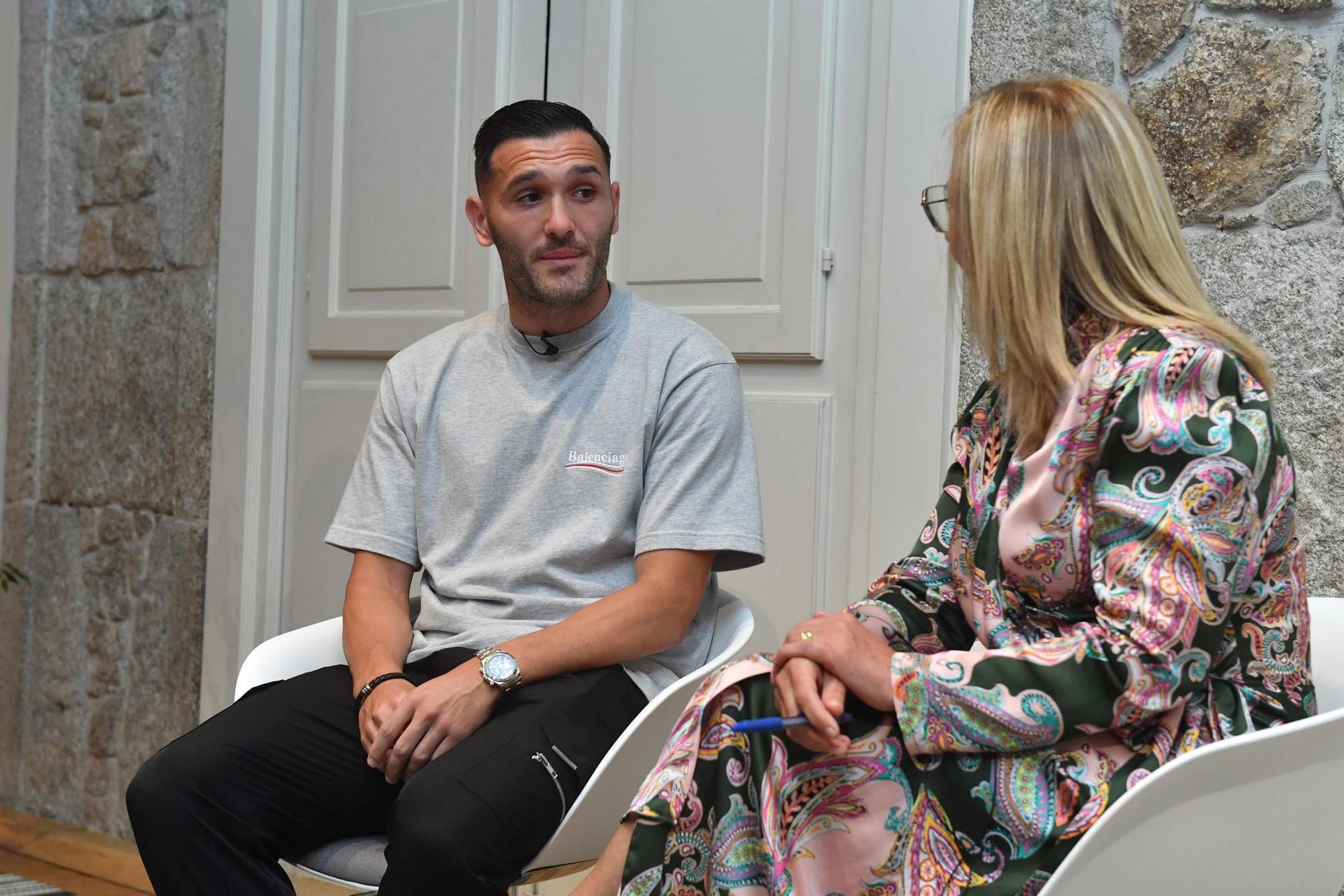 Lucas Pérez recuerda a sus abuelos en un encuentro de Cruz Roja