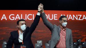 El secretario general del PSOE y presidente del Gobierno, Pedro Sánchez, y el nuevo líder del PSdeG-PSOE, Valentín González Formoso, saludan al plenario en el acto de clausura del 14º Congreso Nacional de los socialistas gallegos, este 8 de diciembre de 2021 en Santiago de Compostela.