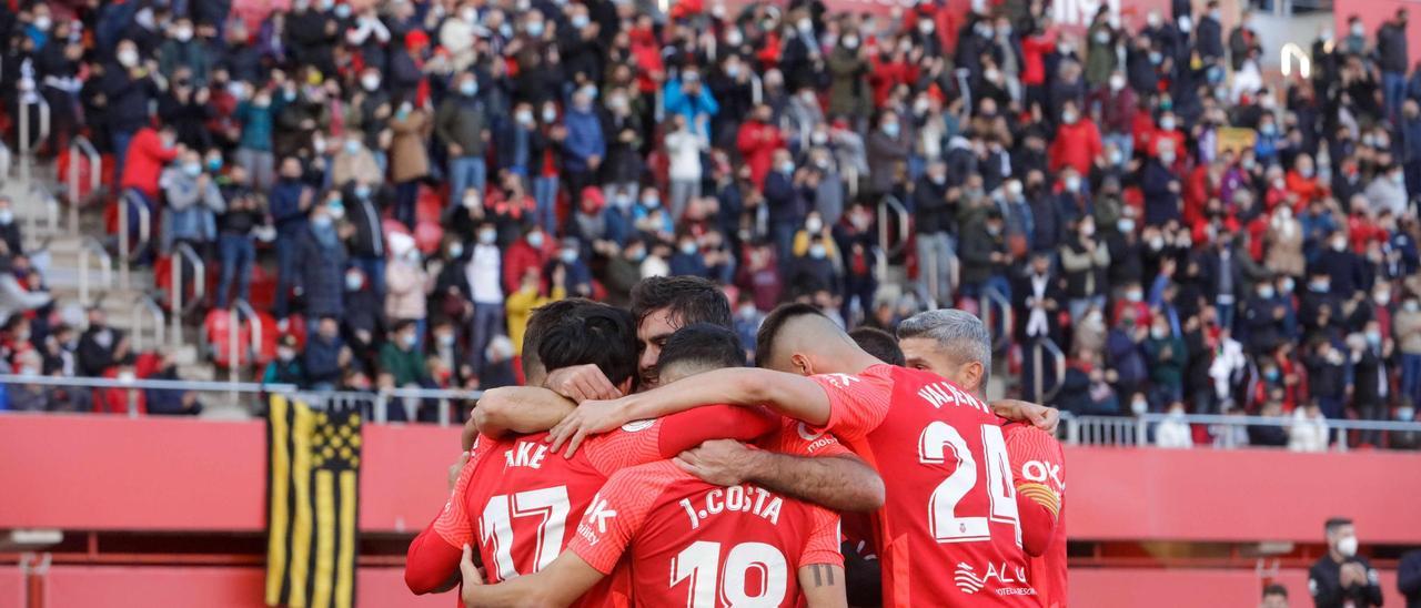 Los jugadores del Mallorca celebran el gol que marcó Abdón ante el Espanyol.