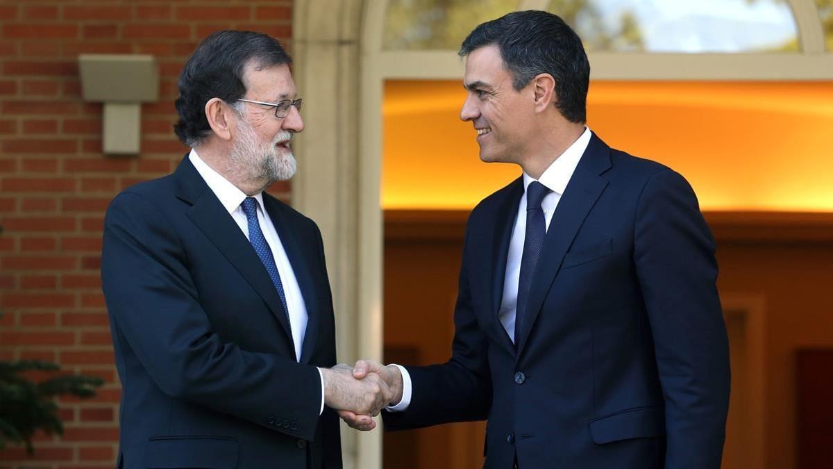 El presidente del Gobierno, Mariano Rajoy, saludando a Pedro Sánchez.
