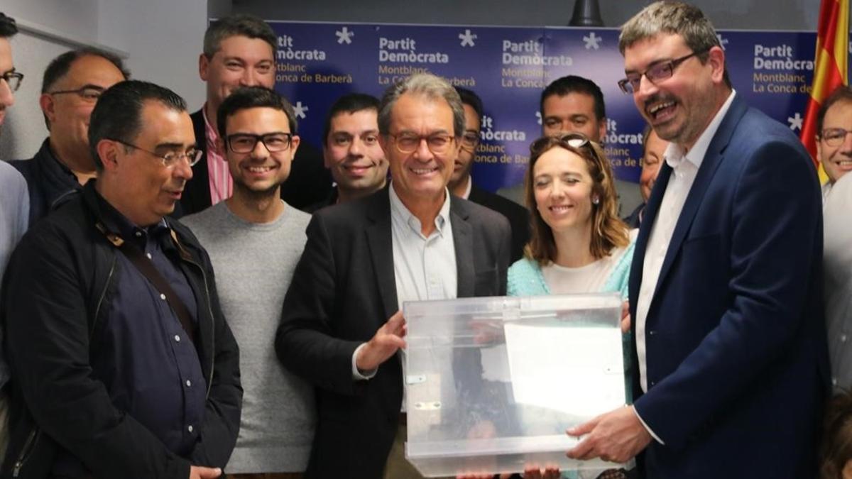 El 'expresident' Artur Mas posa con una urna junto a miembros del PDECat de Montblanc.